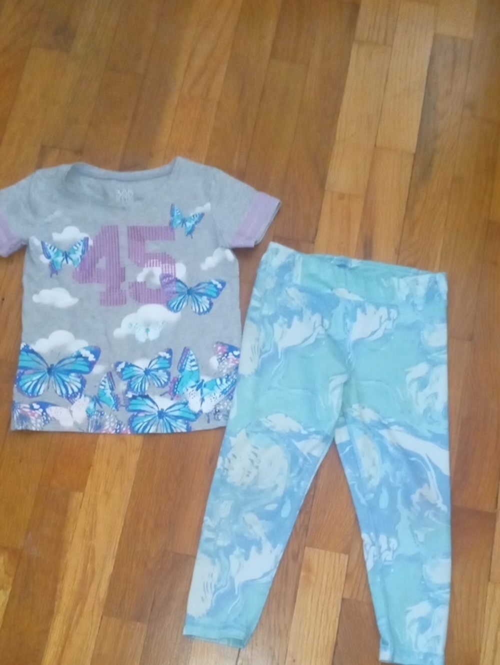 girl 5 butterfly tee and blue leggings